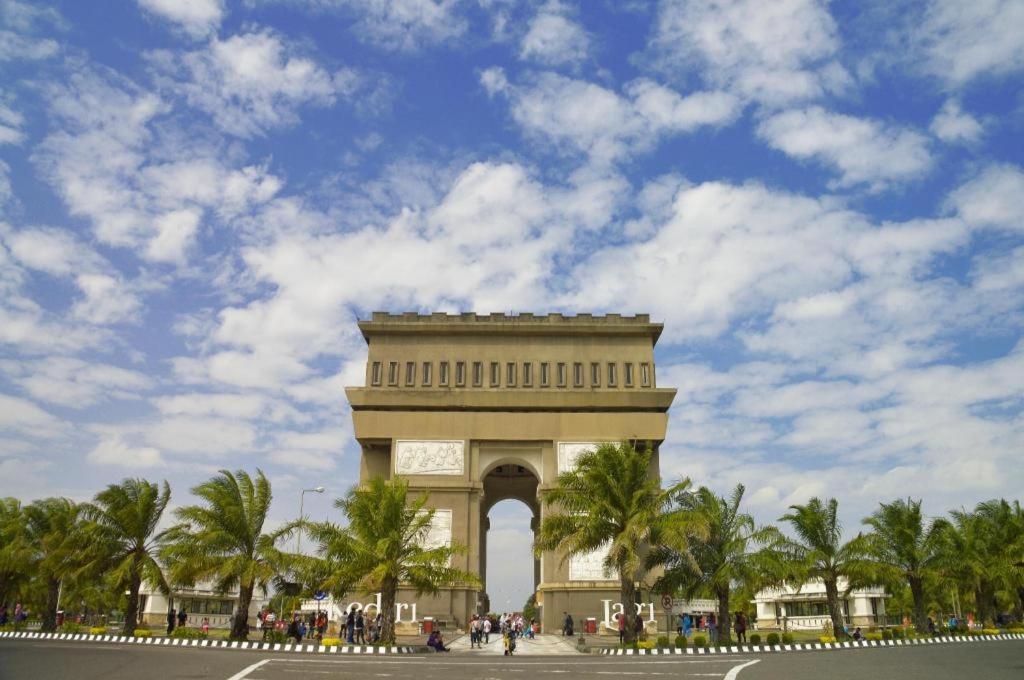 Ostello Reddoorz Syariah Near Lapangan Pancasila Simpang Lima Semarang Esterno foto