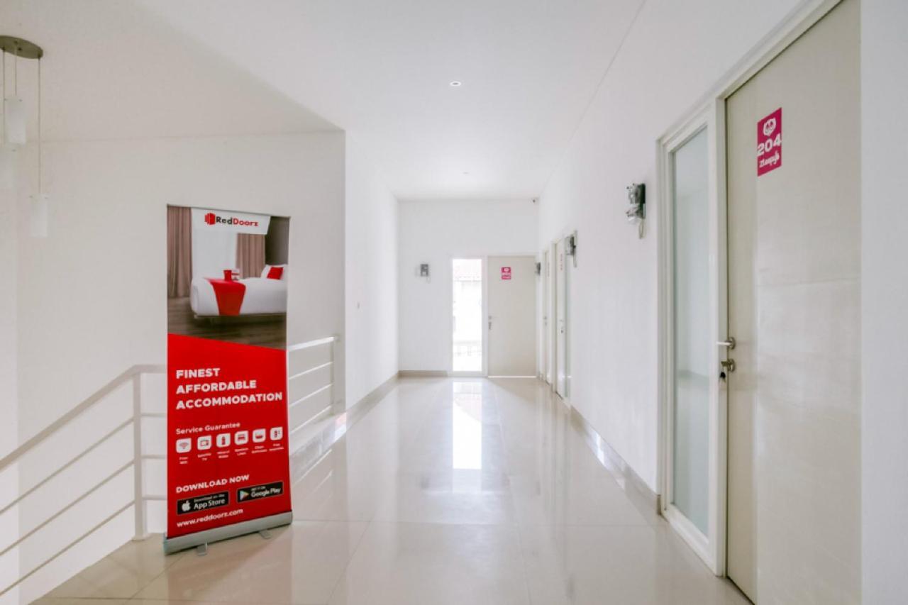Ostello Reddoorz Syariah Near Lapangan Pancasila Simpang Lima Semarang Esterno foto